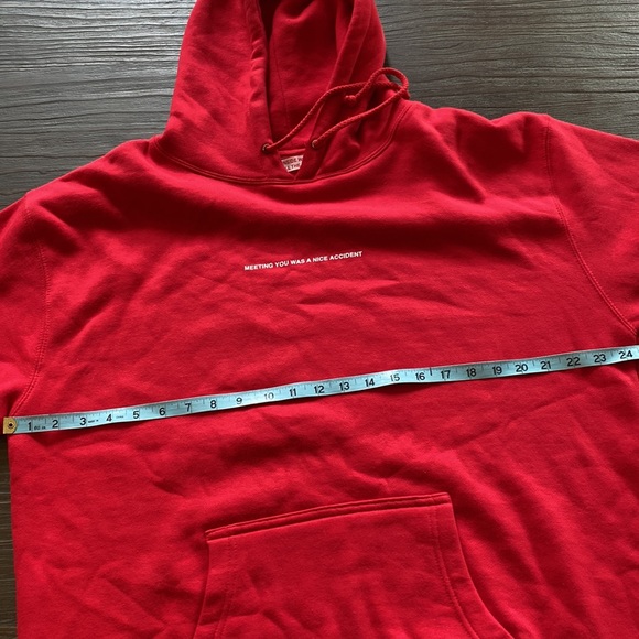 Inside, we’re all the same red kangaroo hoodie. Size large, but quite oversized. - Picture 5 of 6